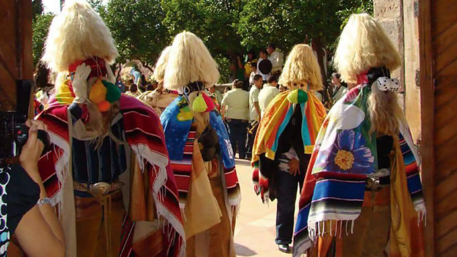 Tastuanes en la puerta del templo